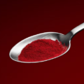 デンマークのChromologicsが約12億円を調達、赤色3号撤回で精密発酵着色料の商用化が現実味