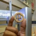 廃プラスチック由来のクッキー「µBites」が進化、米大学が酵母でβカロテン・バニリンも生産